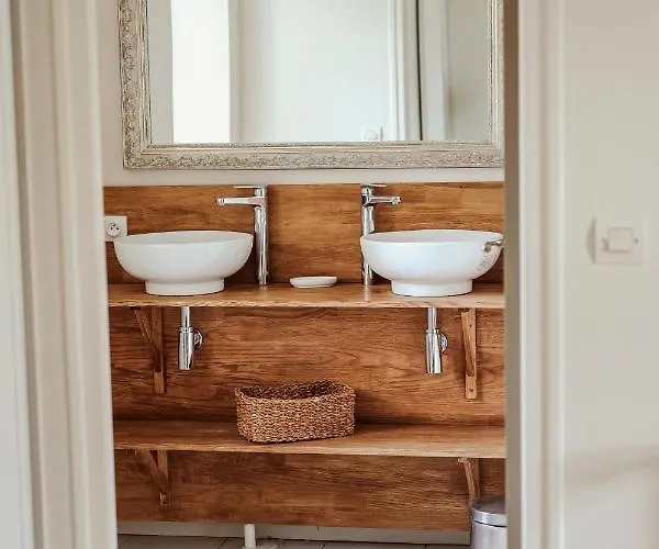 Chateau De La Vallade Guest house *